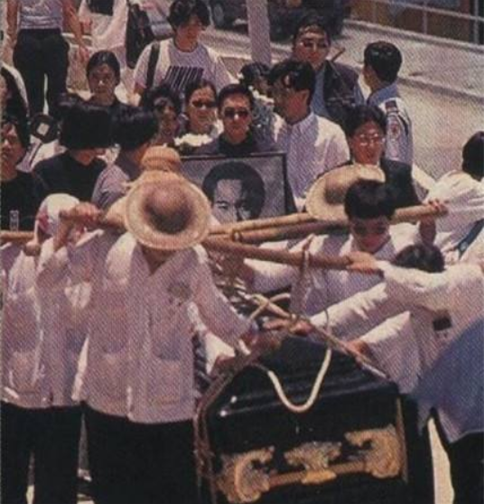 罕见旧照:黄家驹葬礼现场,图三殡仪馆门口场面太壮观