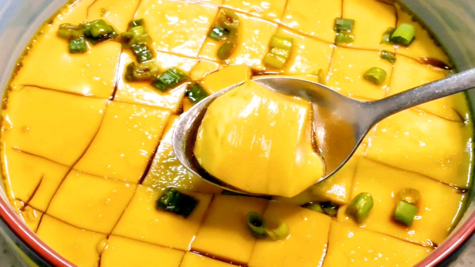 大厨在家教你蒸鸡蛋糕，口感滑嫩，做法简单，两分钟就学会