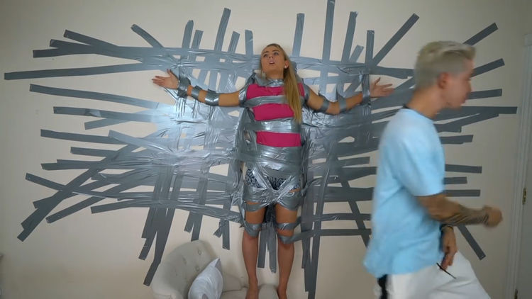 男子以测试胶带质量为理由,将女友绑在墙上,最后女友因这事分手