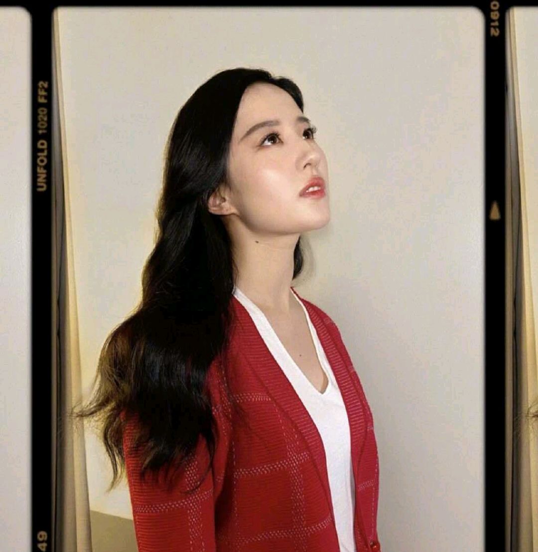 刘亦菲生图靓爆了,红色小西装配牛仔裤帅气又性感