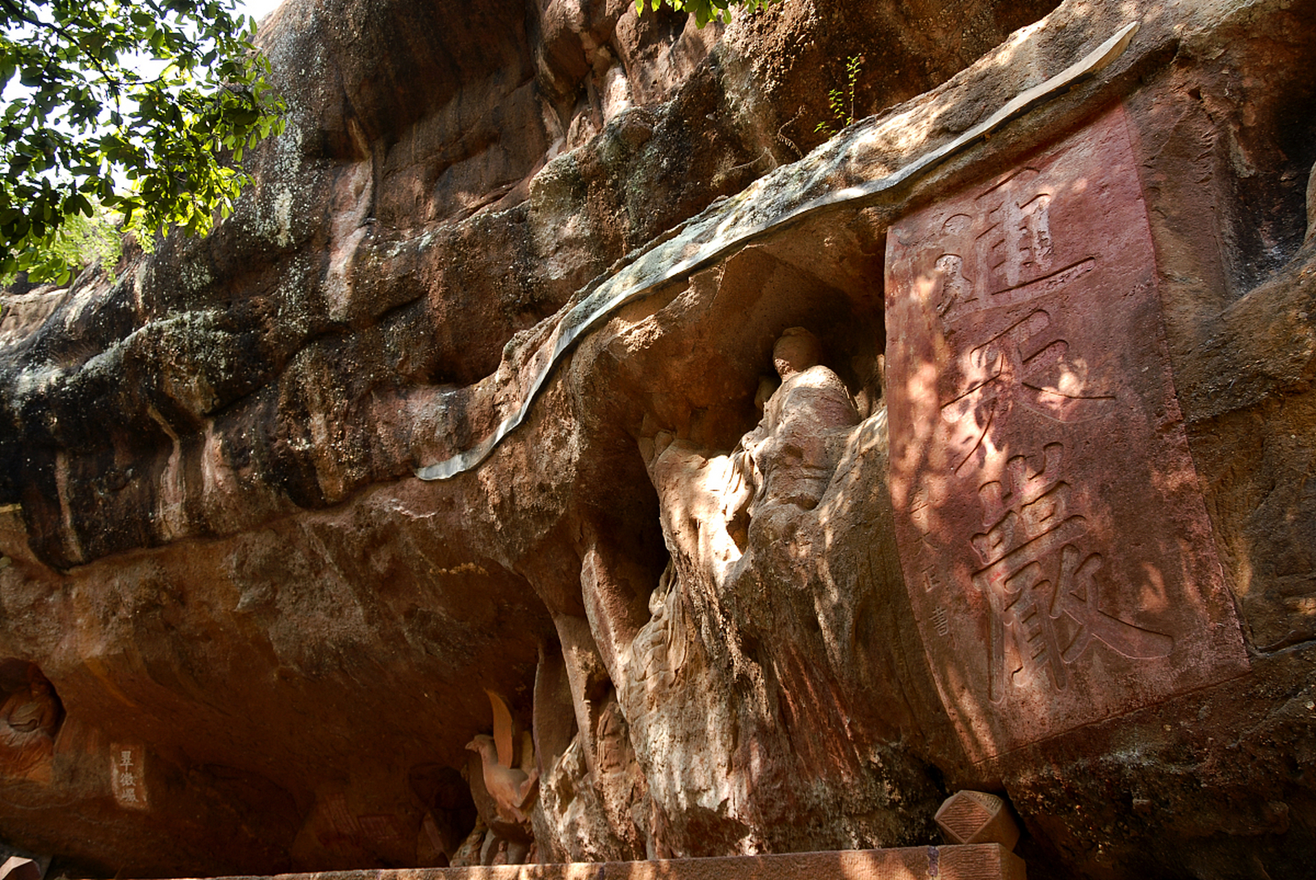 万州太白岩别故人 滴水点珠汇崖瀑 层层高台瞰江莹 知此山水影汝身