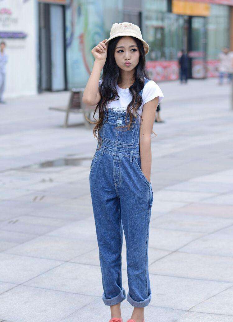 波浪卷长发,白色短袖 牛仔背带裤,芙蓉不及美人妆,水殿风来珠翠香