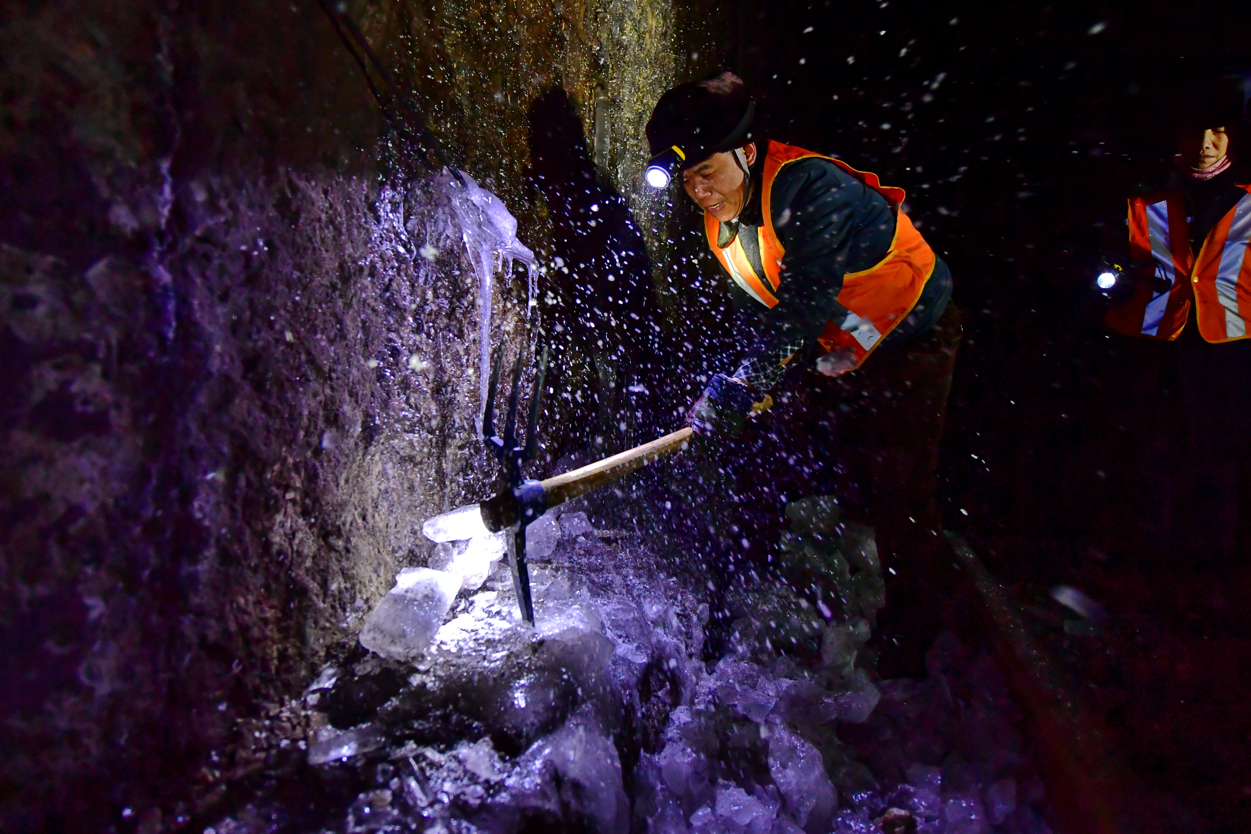 守护春运的打冰"夫妻档"(1)