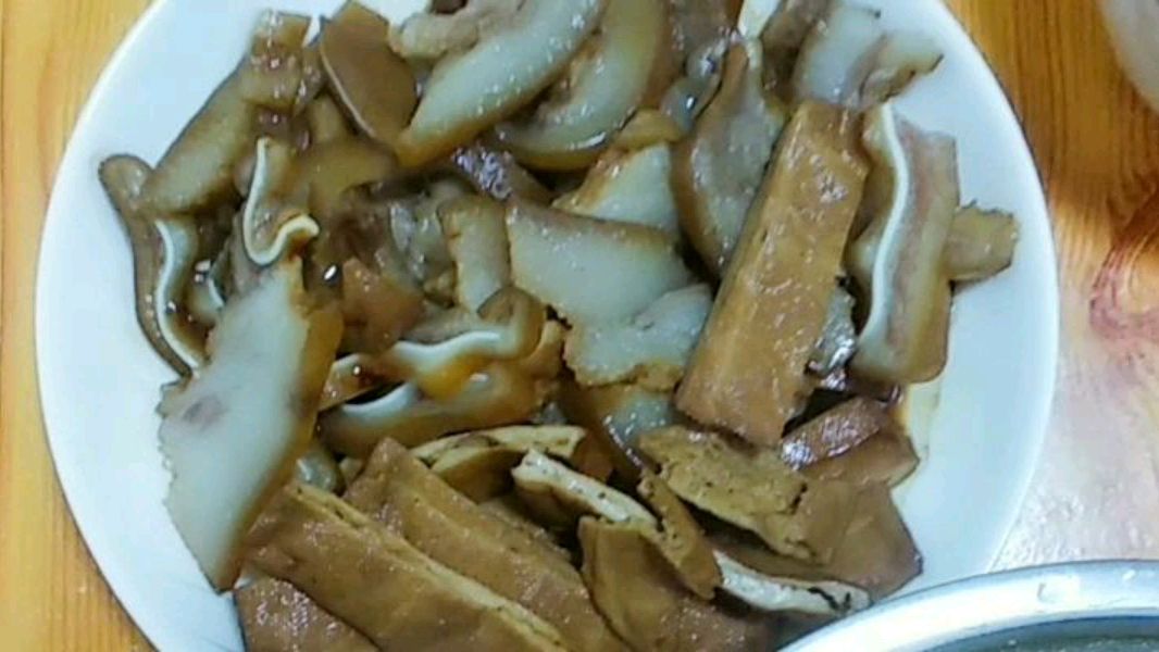 油煎黄鱼.清捞皇帝菜.酸菜炒春笋.海蛎瘦肉汤.卤肉猪耳朵