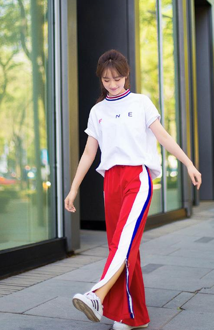 26岁的袁冰妍颜值真高,身穿柠檬黄t恤搭牛仔短裤,秒变16岁少女