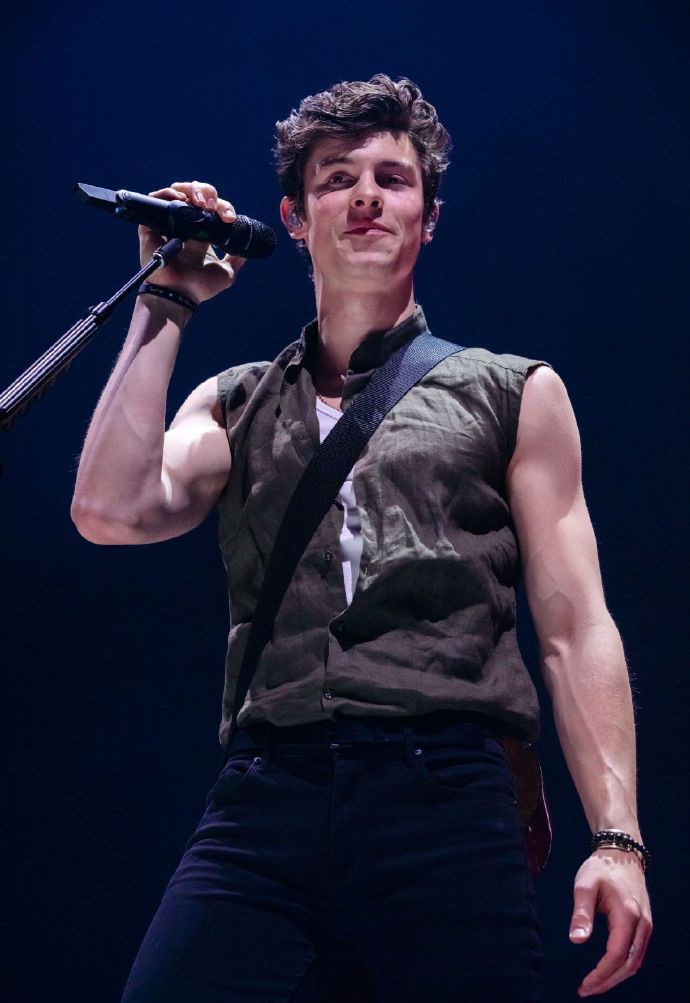 shawn mendes,在伯明翰市巡演,穿马甲背心的蒙德酷帅酷帅的!