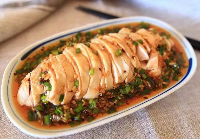 清袁枚《随园食单》中列为首位的葱油白斩鸡,有"太羹元酒之味"