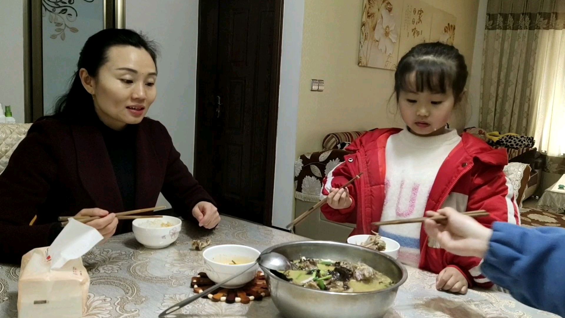 小杜用香菇黑木耳炖土鸡,自家养的鸡吃起就是香,母女仨吃得欢