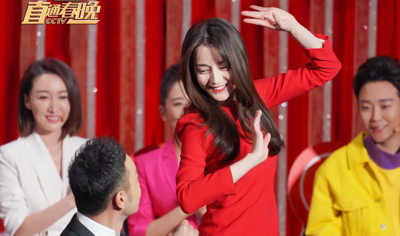 朱一龙卖萌不输迪丽热巴《直通春晚》舞台星光熠熠