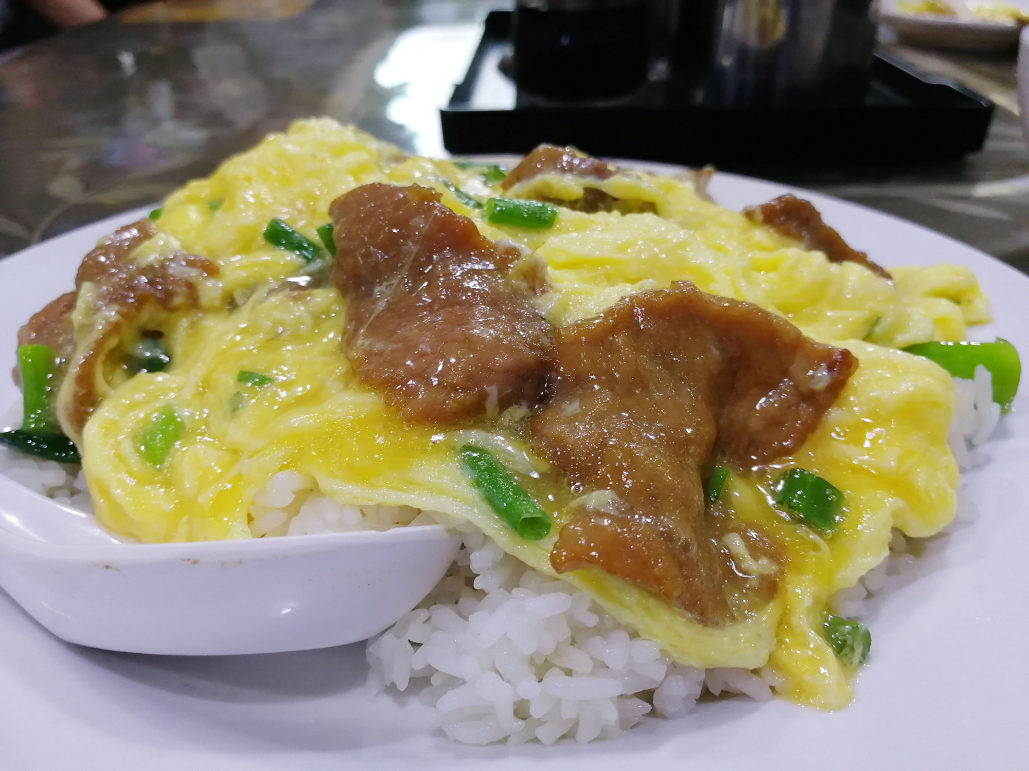 在海珠桥脚的网红店点了牛肉滑蛋碟头饭,现点现炒的碟头饭真好吃