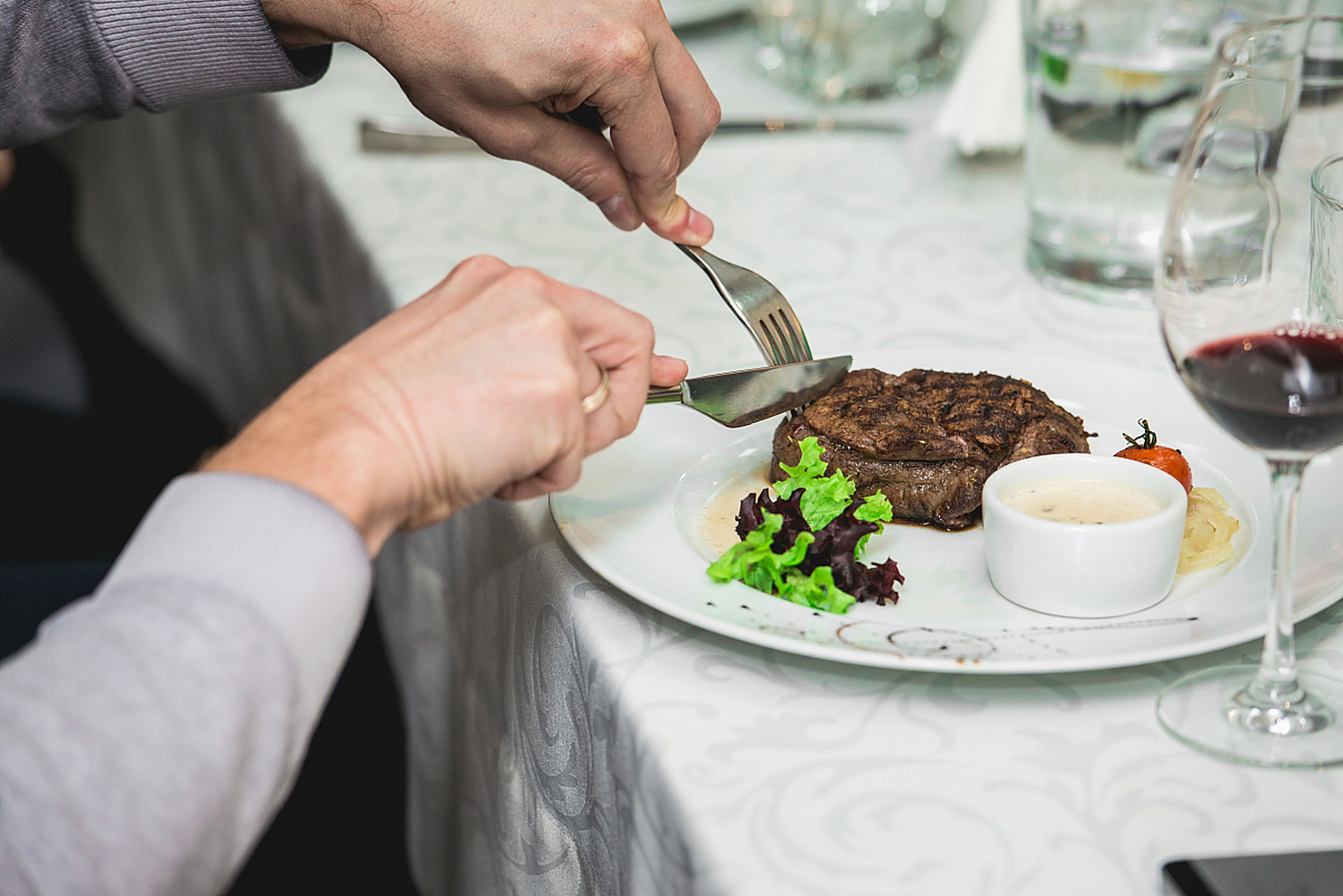 西餐中,正确使用刀叉至关重要.