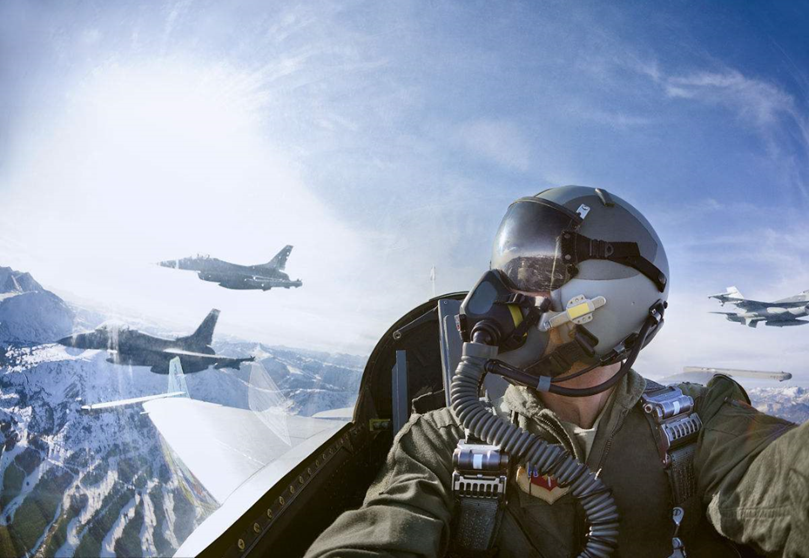 为什么战斗机飞行员要戴头盔呢?