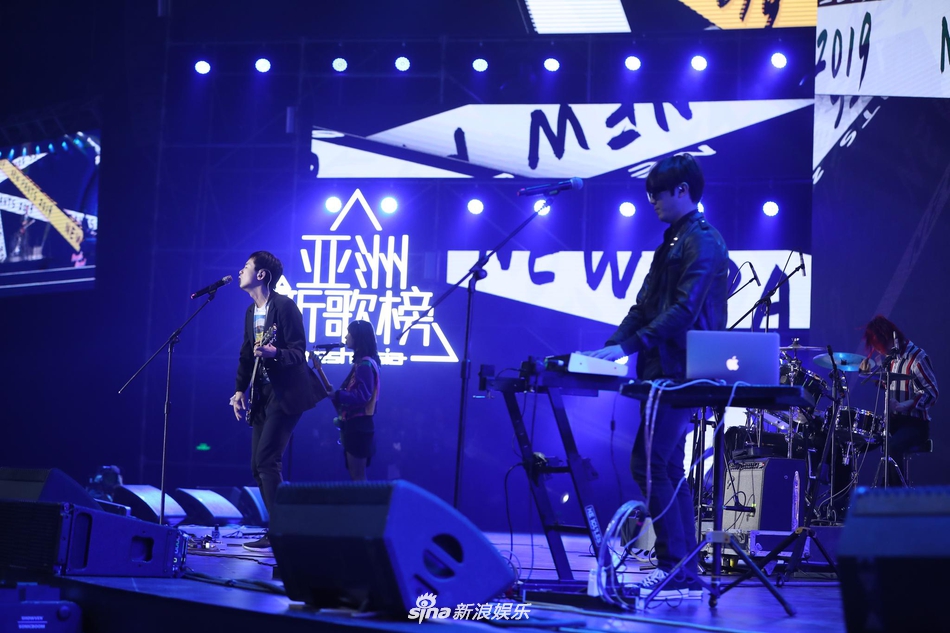 组图:亚洲新歌榜新裤子乐队登台表演 热力开唱燃炸舞台