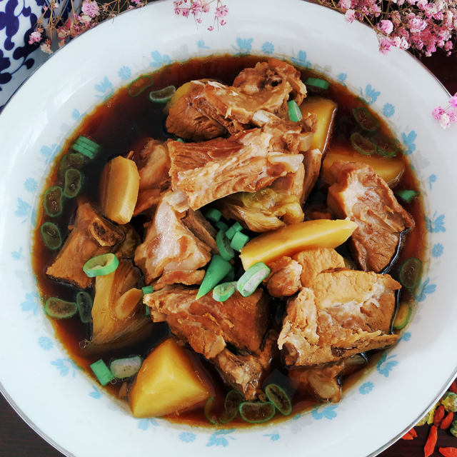 土豆燉排骨補腎養血,滋陰潤燥,營養價值豐富,盛夏酷暑,食慾減退,來