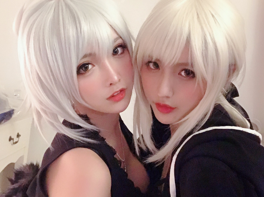 作为业界知名coser,简言以仙气十足的脸庞和火爆的身材著称.