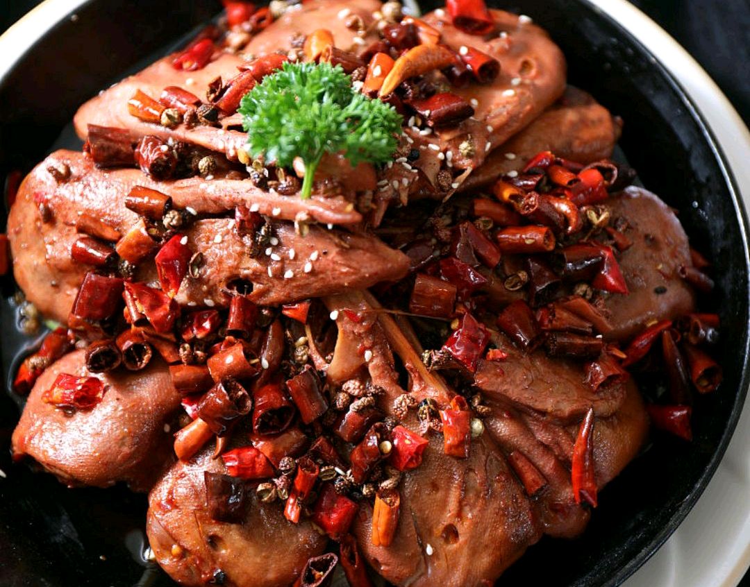 好吃的鸭头兔头猪头肉,这些部位肉虽然少,但它的味道比较足