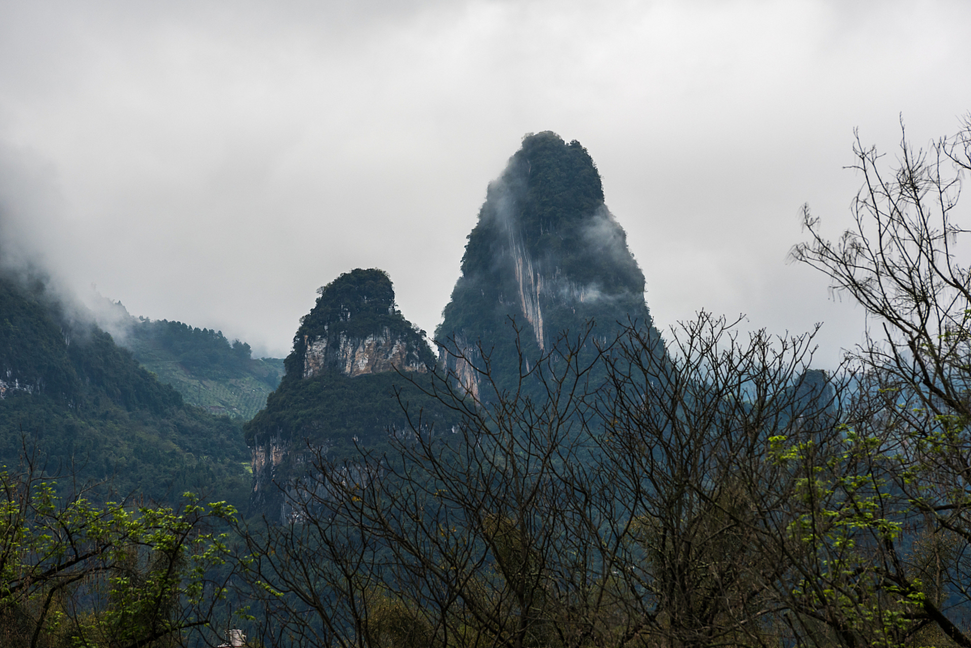 公母山,位于宁明县与越南交界,为中越界山.