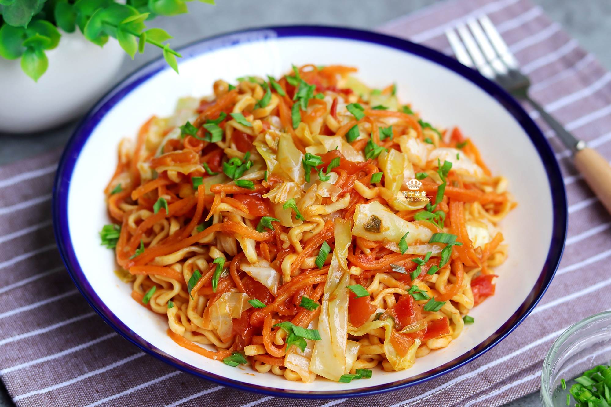 宅在家的第15天,存货快没有了,我把方便面炒着吃,好吃到舔盘子