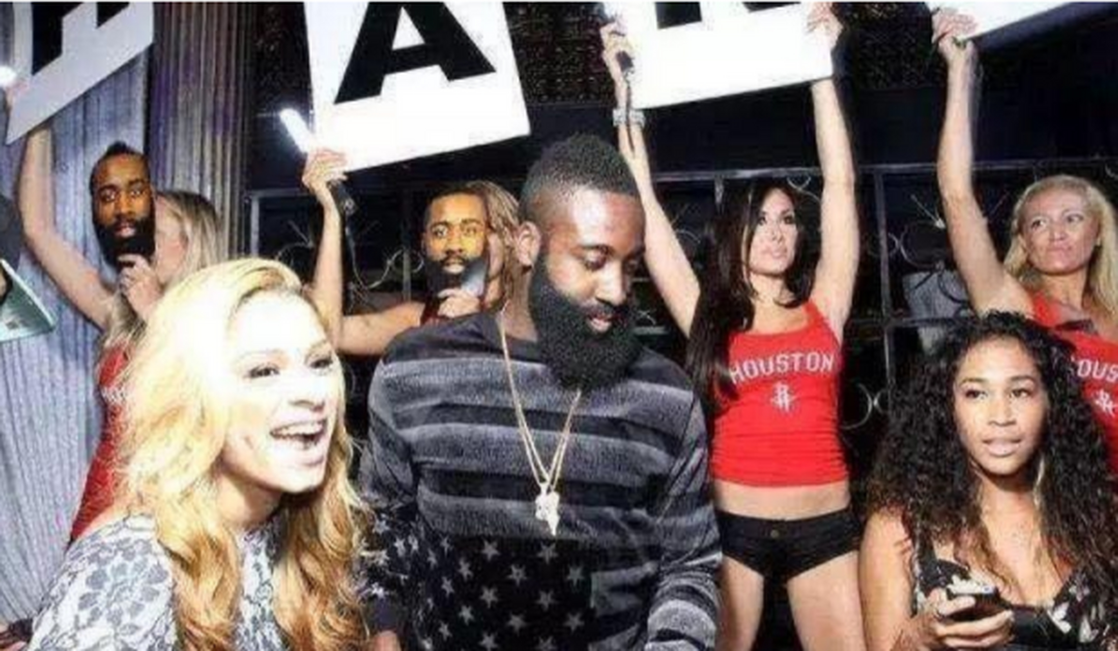 夜店之王哈登! 脱衣舞俱乐部退役其球衣! 夜店小王子并非浪得虚名!