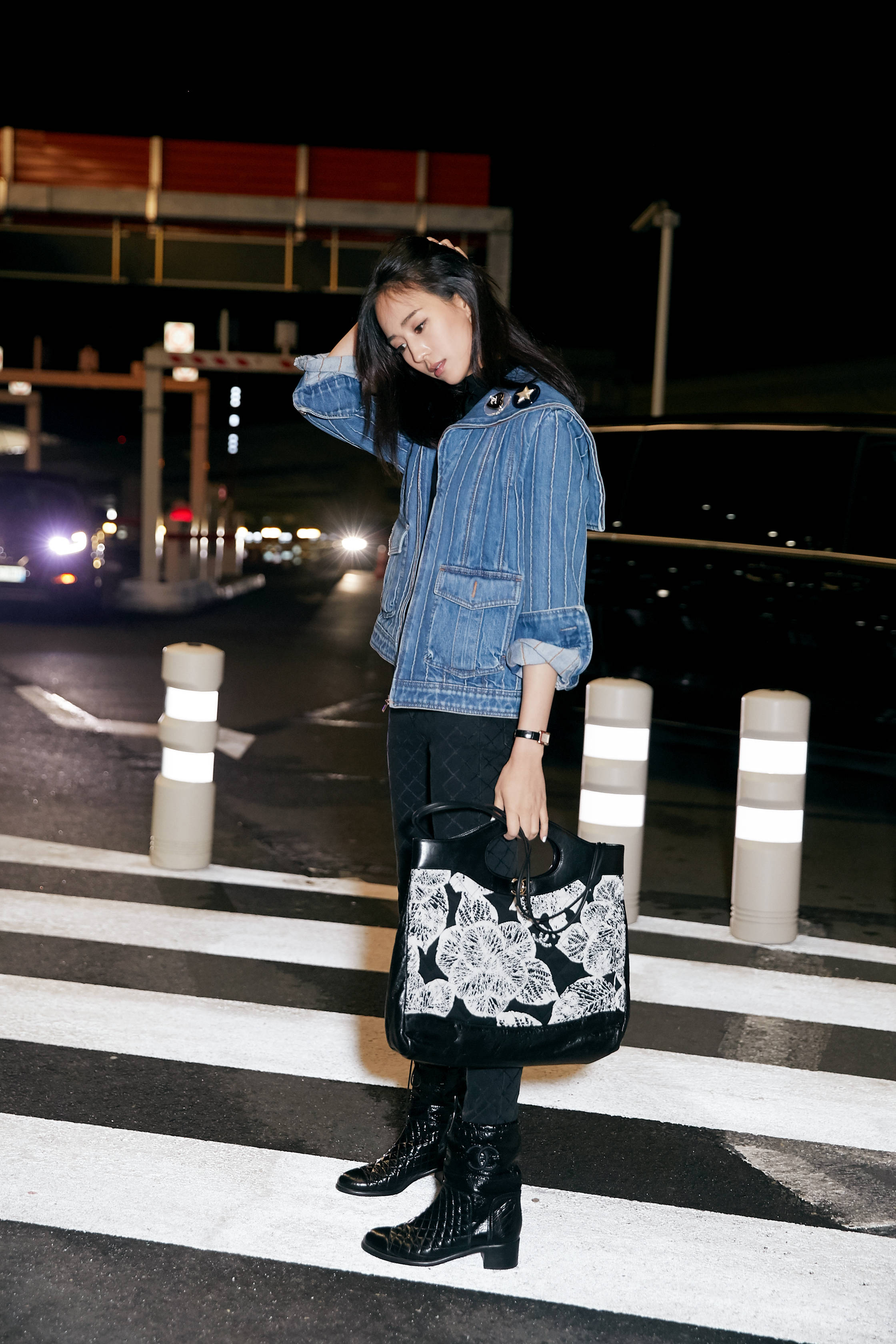 张钧甯巴黎之行圆满结束,返程装扮牛仔外套黑裤黑靴,酷范十足