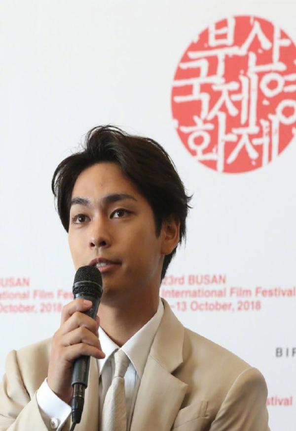 组图:柳乐优弥赴韩出席电影宣传活动 身着白色西装气质温和