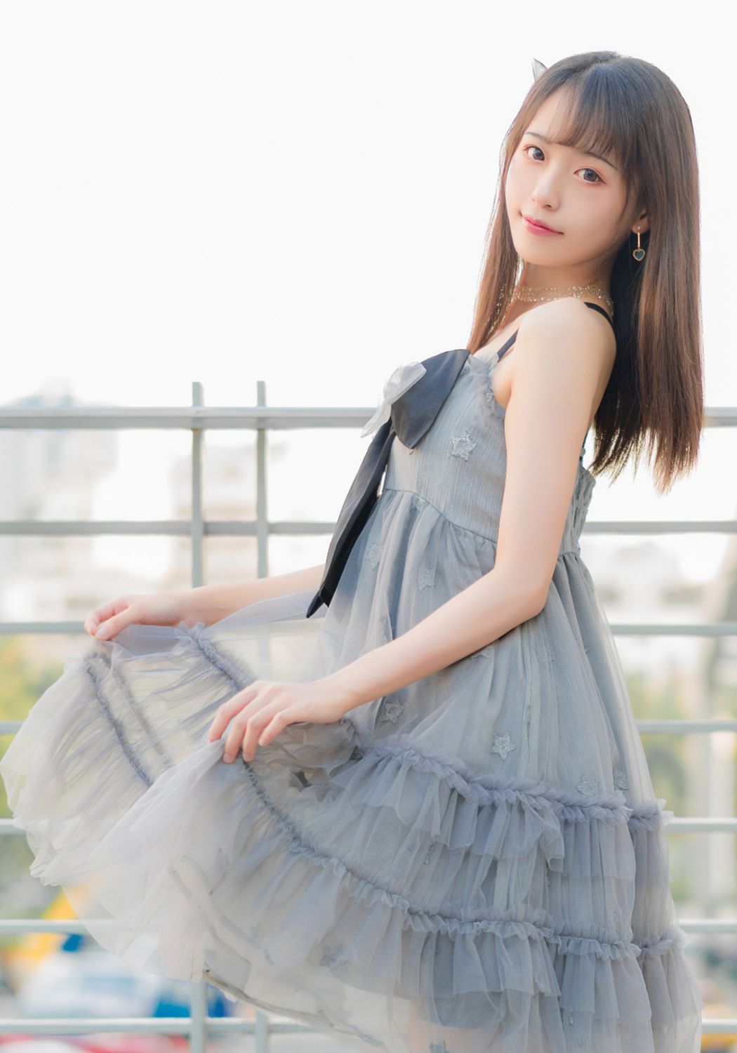 萌系小姐姐:夕阳逐渐收敛了光芒,却无法阻挡你的光芒