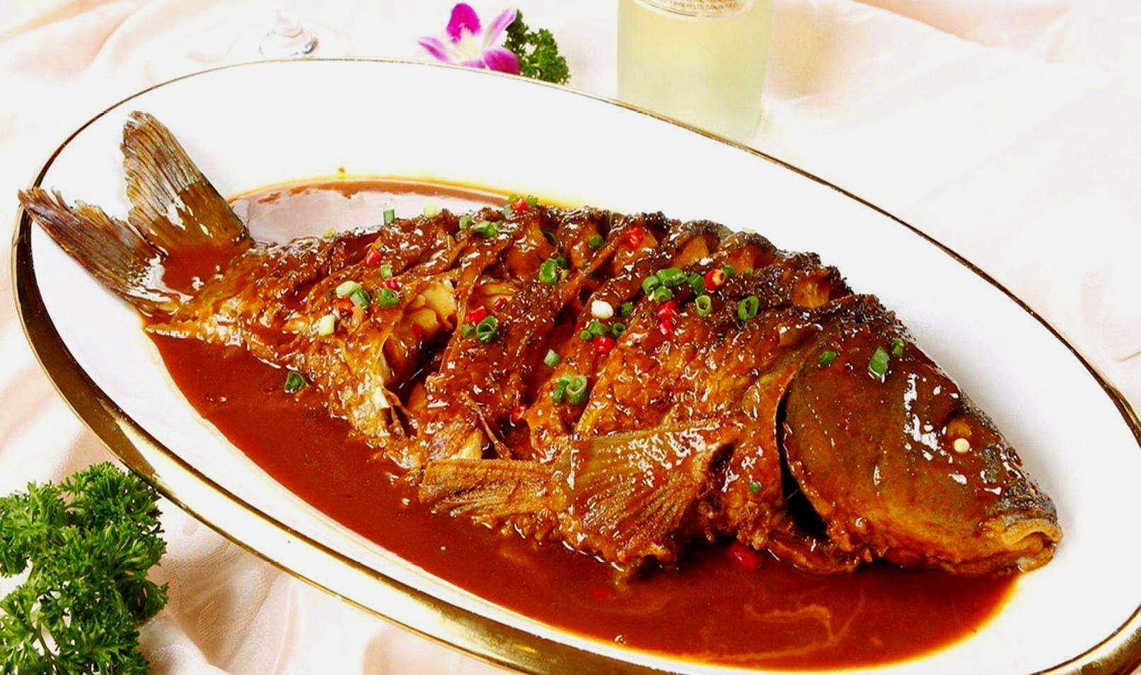 做红烧鲫鱼时,多加这一步,鱼皮不容易破还外香内嫩