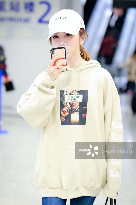 2018年11月27日,上海,邓紫棋现身机场.