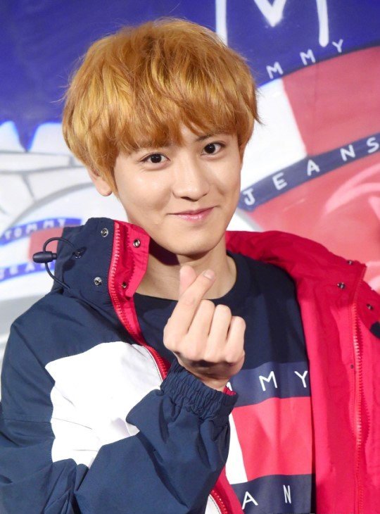 金发顺毛的朴灿烈好奶气啊,各种比心停不下来,这小表情太可爱了