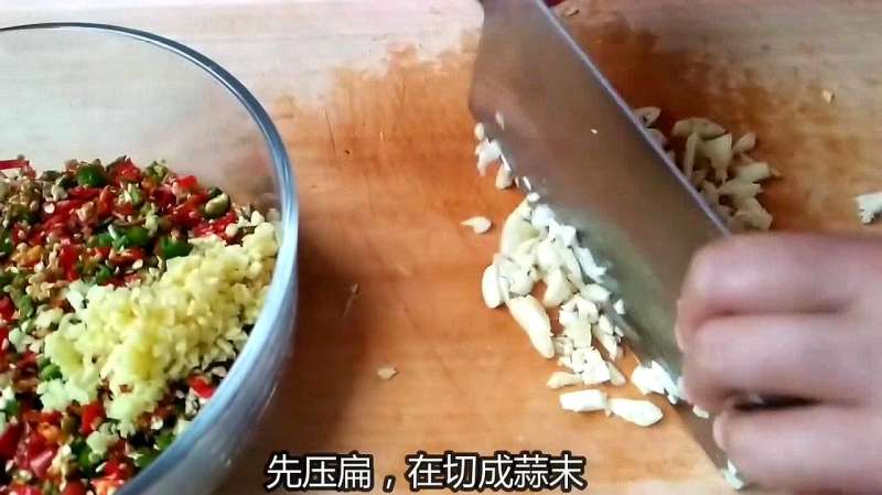 切蒜末的小技巧,先压扁,再剁碎,方便快捷,美食,美味食谱,好看视频