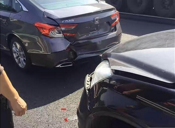 本田crv追尾本田雅阁,车主:同样是本田,差距太大了吧