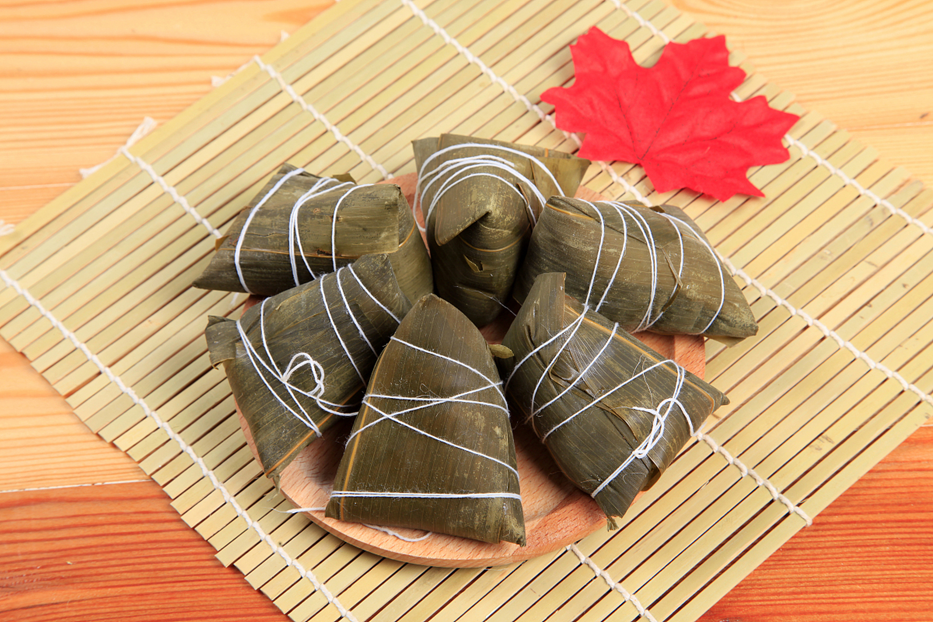 今天教大家制作广西特色美食,靖西香糯凉粽,比一般的粽子更有味道哦!