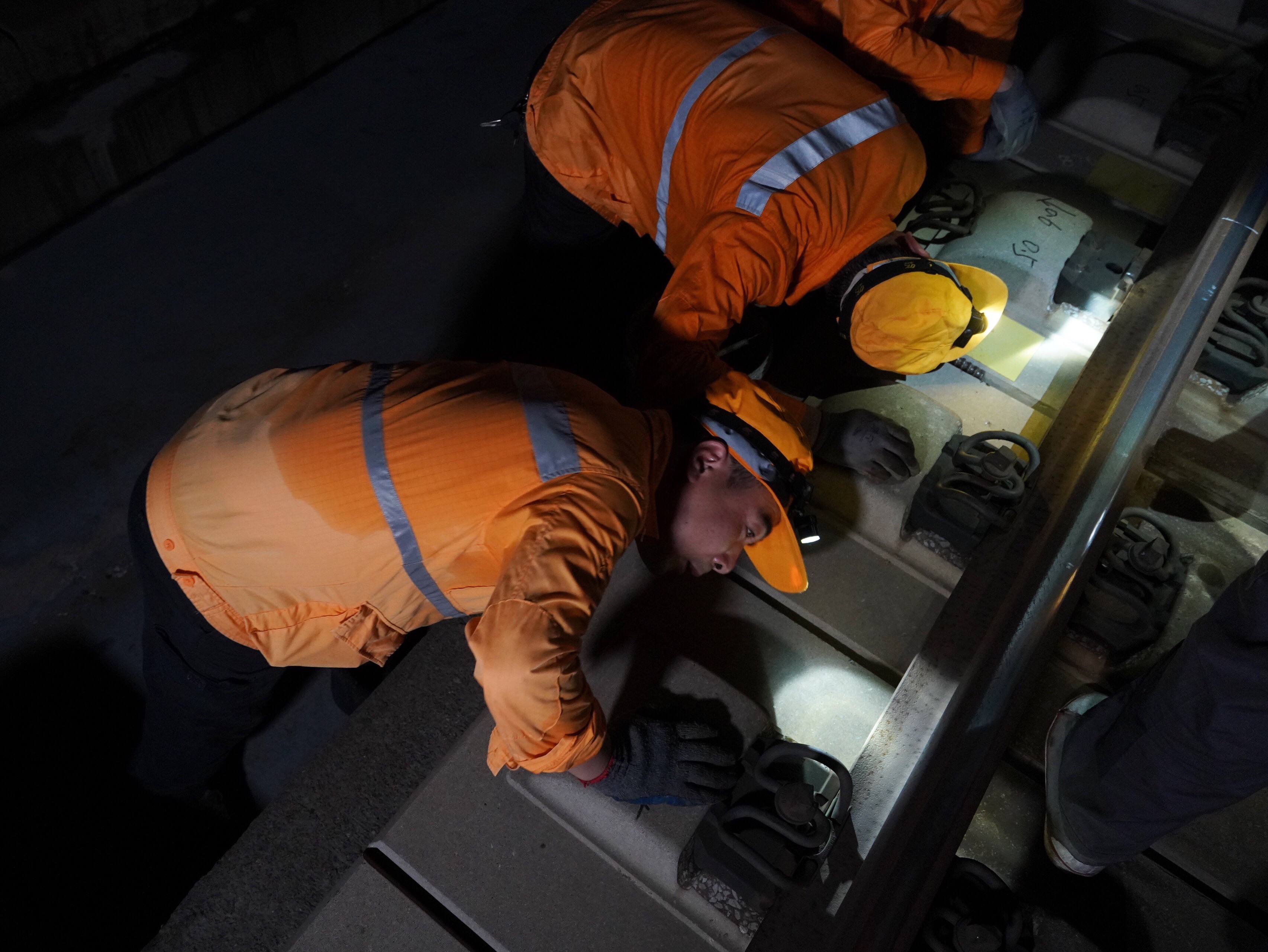 7月26日,中国铁路上海局集团有限公司徐州工务段的高铁线路工在进行