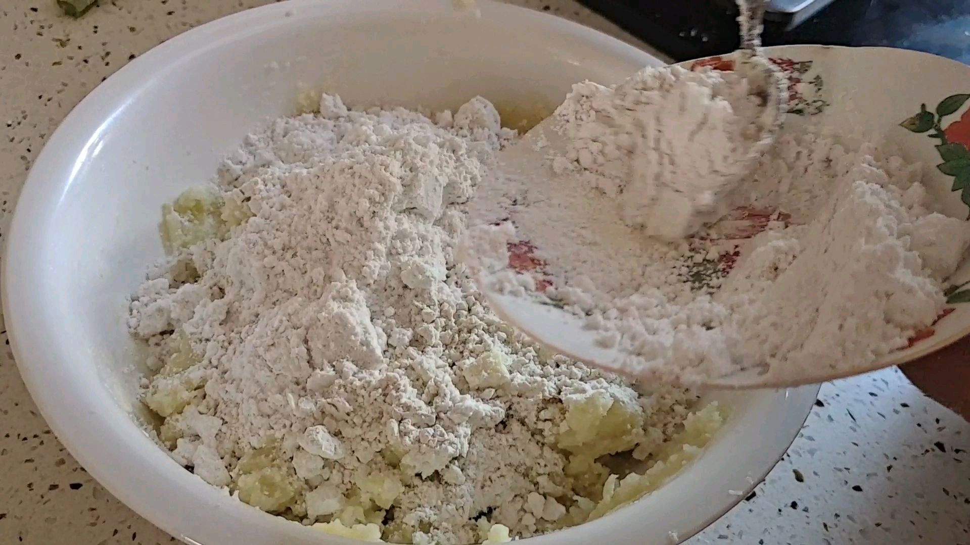 土豆和莜面,这样做营养又好吃,寓意年年有余