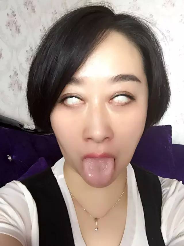 跟蓝衣女士一起学翻白眼的正确姿势