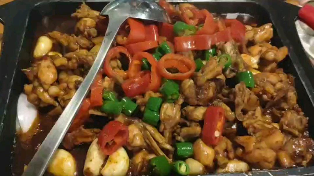 蛙表妹干锅和鲍鱼鸡肉干锅,超好吃,美味又可口