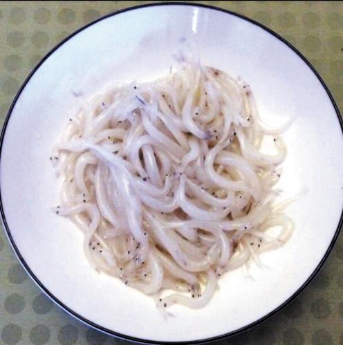 丹东的"面条鱼",属鲑形目,是银鱼,个头大一些.