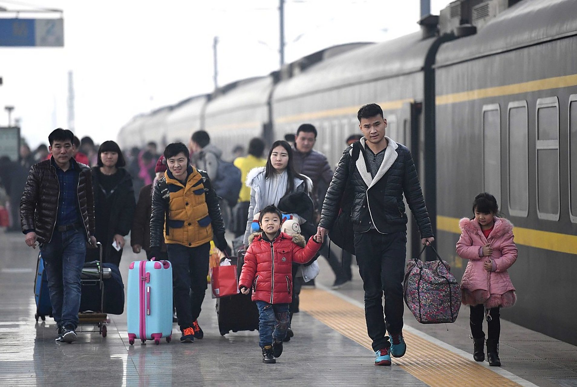 回家过年 这一年离家的游子,又开始陆陆续续回家了,回家过年是每个人