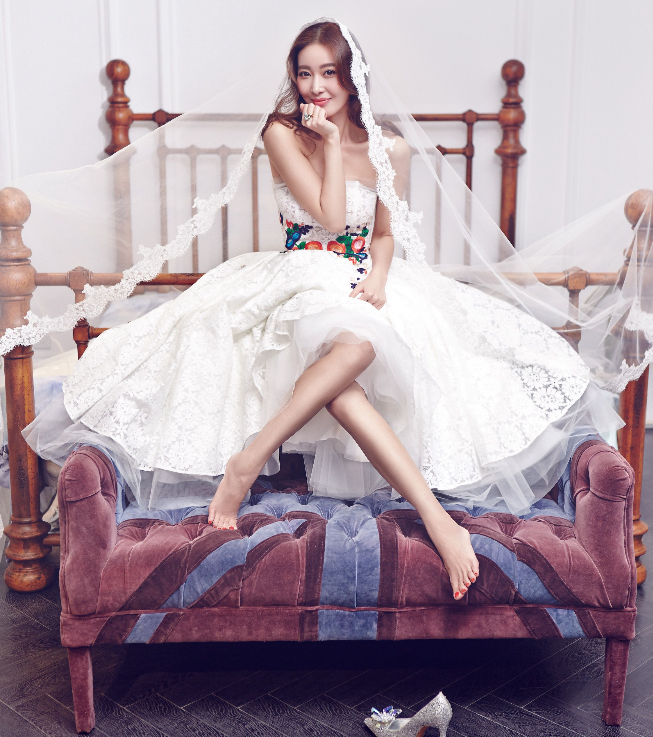 知性美丽的周知获2017美国亚洲影视联盟"金橡树奖"最佳女演员奖