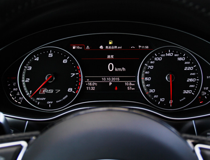 奥迪rs7比例协调的车身,时尚感与颜值并存