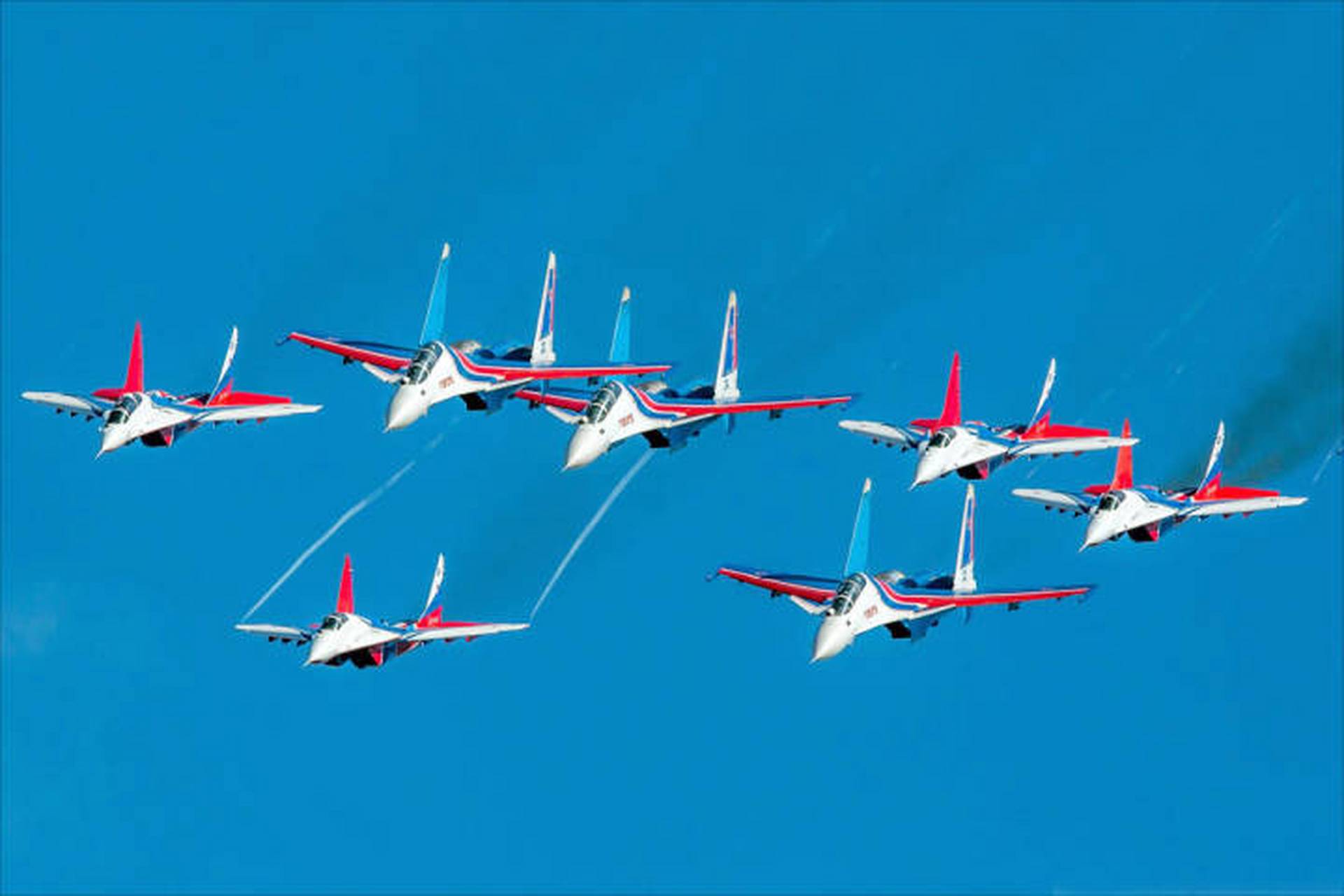 给大家分享一下俄罗斯胜利日大阅兵的空中彩排编队!