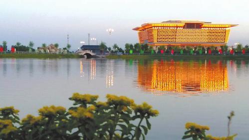 晚霞映照下的怀仁市湿地公园