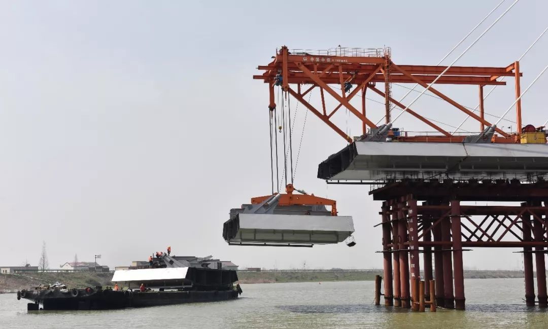 商合杭铁路跨裕溪河特大桥,悬拼段首梁架设成功!