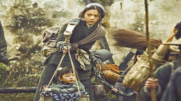 一妇人用担子挑着俩儿子逃难,老者见后说:两个孩子都是皇帝命