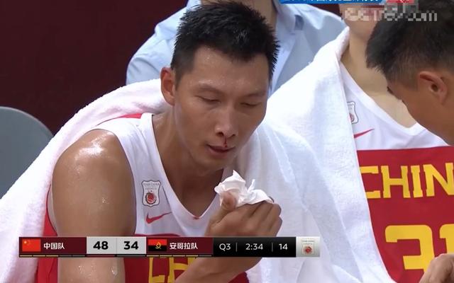 易建联两次遭对手凶狠犯规,鼻子被打出血,于嘉连呼:太危险了