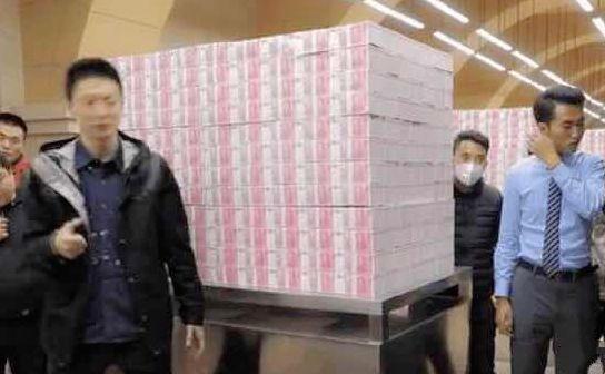 《西虹市首富》中10亿钞票是真的吗?剧组照片曝光,这次真相大白