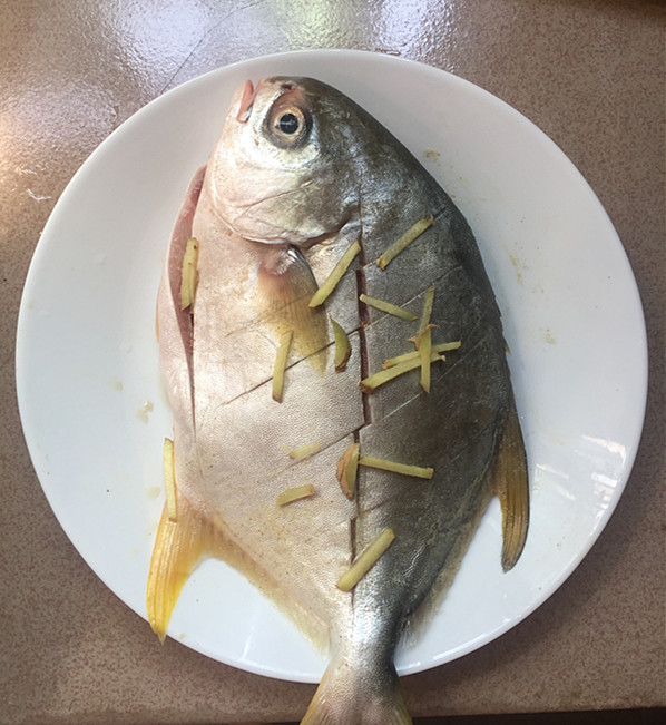正反面抹上料酒,胡椒粉,撒一些姜丝腌制10分钟.(鱼腹也不要漏掉)
