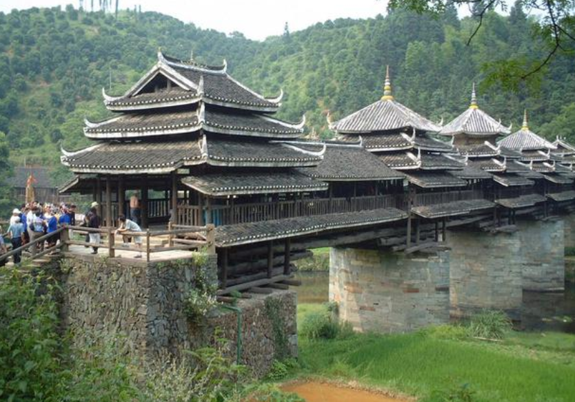 穿斗木结构建筑是中国南方传统建筑中常用的结构形式,尤其在山区的