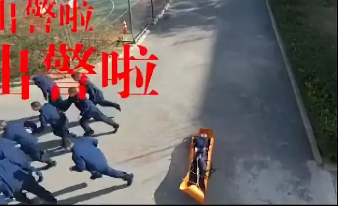 正能量警铃响起，消防员抱着女儿转身就跑，这一幕令人动容