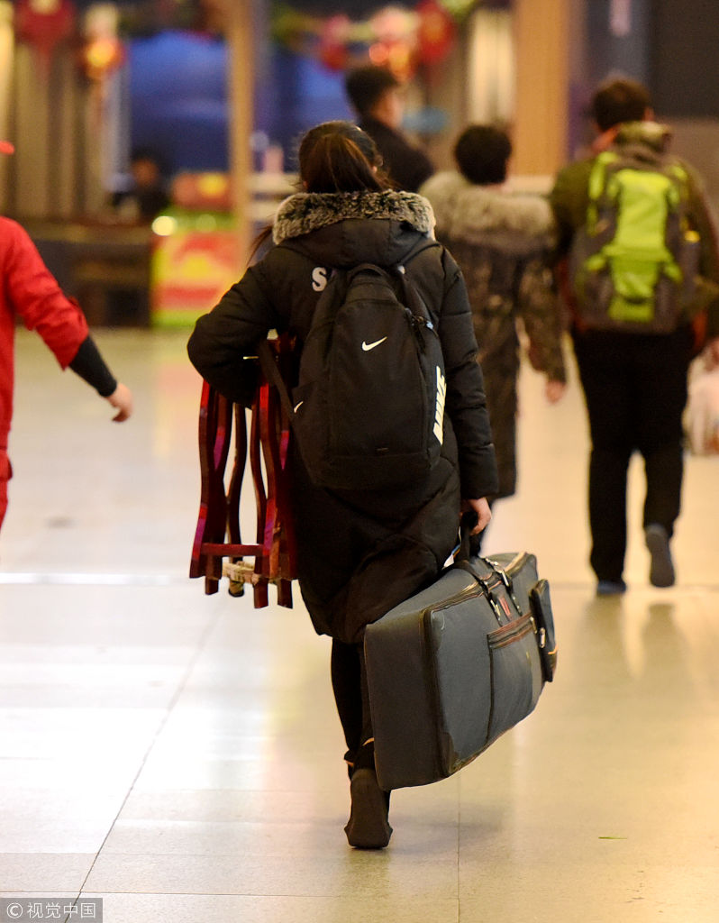 实拍济南火车站赶考路上的艺考生